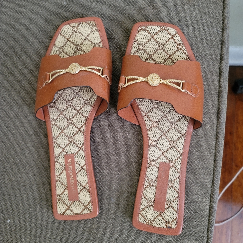 Flat sandal